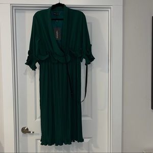 Emerald green dress from Pretty Little Thing!